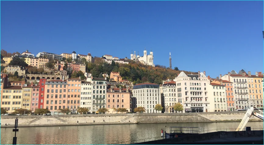 Centre Ophtalmologique Rabelais — Lyon, Quai de Saône Vue sur le Quai de Saône et la Basilique de Fourvière — Lyon 2ème, siège du Centre Ophtalmologique Rabelais